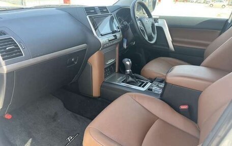 Toyota Land Cruiser Prado 150 рестайлинг 2, 2022 год, 3 695 000 рублей, 11 фотография