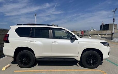 Toyota Land Cruiser Prado 150 рестайлинг 2, 2022 год, 3 695 000 рублей, 9 фотография