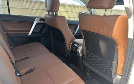 Toyota Land Cruiser Prado 150 рестайлинг 2, 2022 год, 3 695 000 рублей, 13 фотография