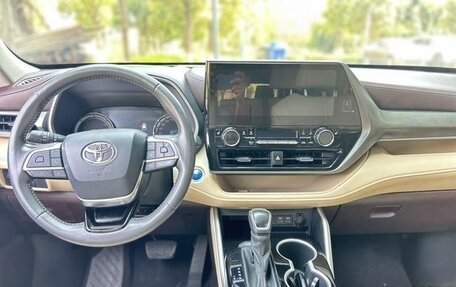 Toyota Highlander, 2022 год, 3 180 100 рублей, 10 фотография