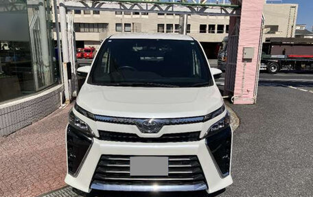 Toyota Voxy III, 2021 год, 1 790 000 рублей, 2 фотография