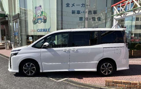 Toyota Voxy III, 2021 год, 1 790 000 рублей, 7 фотография
