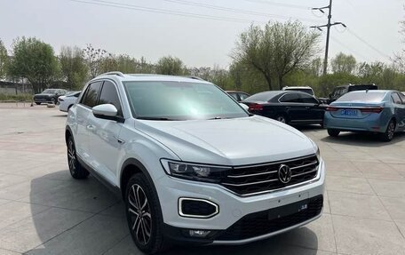 Volkswagen T-Roc I, 2022 год, 1 830 000 рублей, 1 фотография