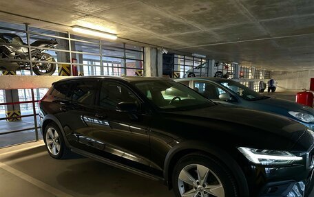 Volvo V60 Cross Country II, 2019 год, 3 500 000 рублей, 2 фотография