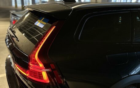 Volvo V60 Cross Country II, 2019 год, 3 500 000 рублей, 3 фотография