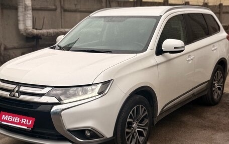 Mitsubishi Outlander III рестайлинг 3, 2016 год, 1 942 000 рублей, 2 фотография