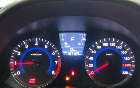 Hyundai Solaris II рестайлинг, 2011 год, 800 000 рублей, 13 фотография