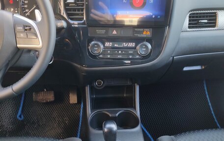 Mitsubishi Outlander III рестайлинг 3, 2014 год, 17 фотография
