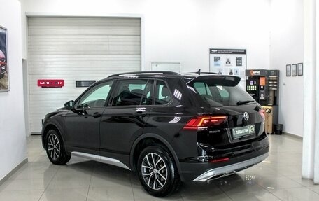 Volkswagen Tiguan II, 2019 год, 2 800 000 рублей, 2 фотография