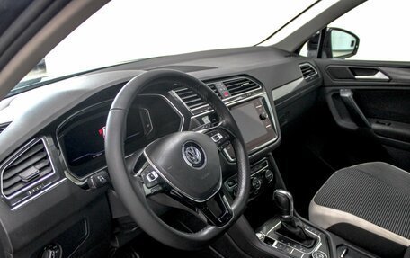 Volkswagen Tiguan II, 2019 год, 2 800 000 рублей, 21 фотография