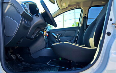 Renault Logan II, 2018 год, 850 000 рублей, 23 фотография