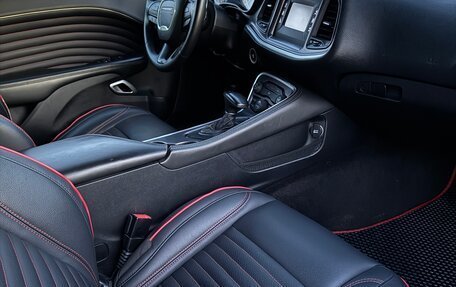 Dodge Challenger III рестайлинг 2, 2015 год, 3 200 000 рублей, 3 фотография