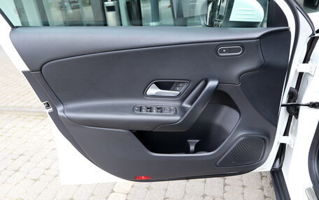 Mercedes-Benz A-Класс, 2019 год, 2 600 000 рублей, 17 фотография