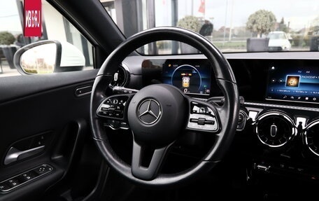 Mercedes-Benz A-Класс, 2019 год, 2 600 000 рублей, 10 фотография
