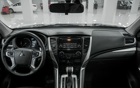 Mitsubishi Pajero Sport III рестайлинг, 2018 год, 3 275 000 рублей, 10 фотография