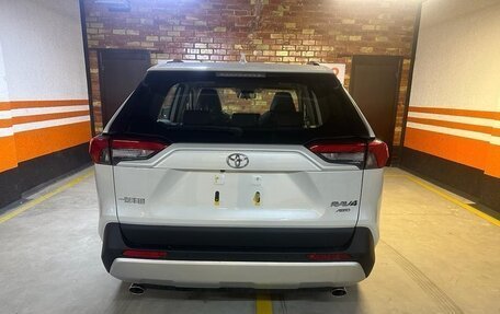 Toyota RAV4, 2024 год, 3 550 000 рублей, 2 фотография