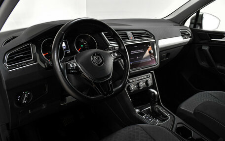 Volkswagen Tiguan II, 2020 год, 2 420 000 рублей, 11 фотография