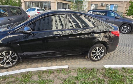 Hyundai Solaris II рестайлинг, 2013 год, 910 000 рублей, 2 фотография