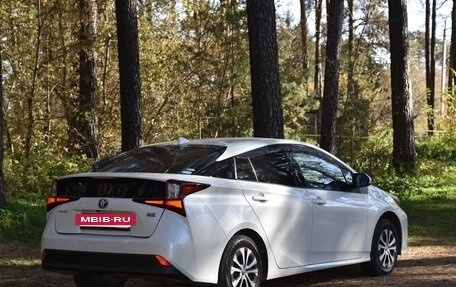 Toyota Prius IV XW50, 2019 год, 2 330 000 рублей, 12 фотография