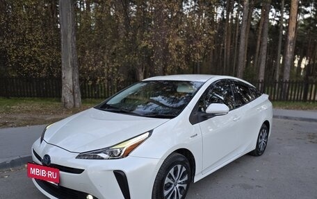 Toyota Prius IV XW50, 2019 год, 2 330 000 рублей, 3 фотография