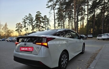 Toyota Prius IV XW50, 2019 год, 2 330 000 рублей, 5 фотография