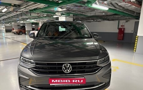 Volkswagen Tiguan II, 2021 год, 3 700 000 рублей, 2 фотография