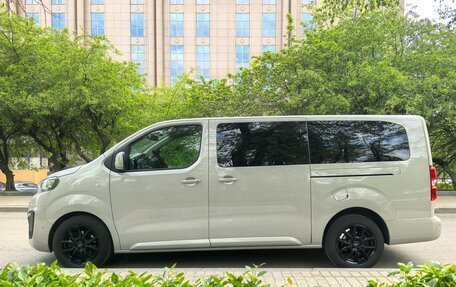 Peugeot Traveller I, 2017 год, 2 650 000 рублей, 11 фотография