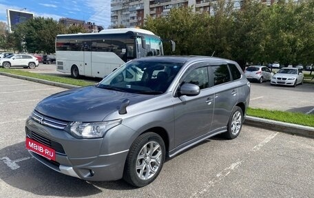 Mitsubishi Outlander III рестайлинг 3, 2014 год, 1 820 000 рублей, 15 фотография