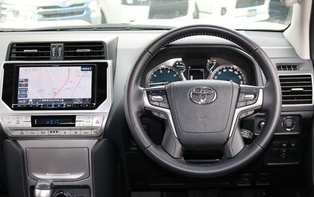 Toyota Land Cruiser Prado 150 рестайлинг 2, 2022 год, 3 586 000 рублей, 9 фотография