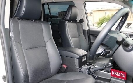 Toyota Land Cruiser Prado 150 рестайлинг 2, 2022 год, 3 586 000 рублей, 12 фотография