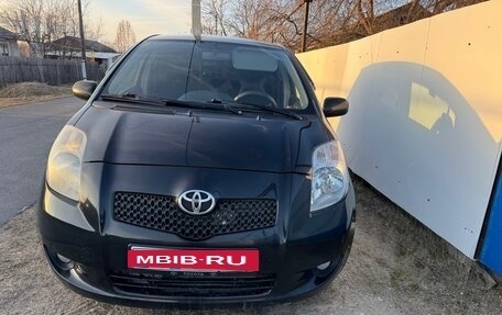 Toyota Yaris III рестайлинг, 2008 год, 699 999 рублей, 3 фотография