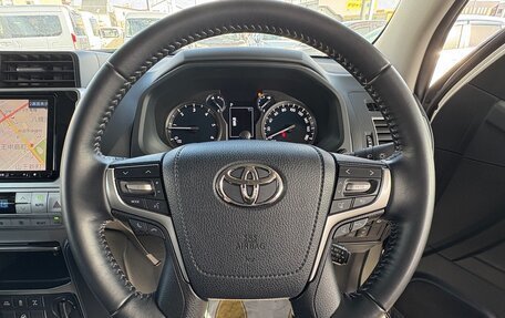 Toyota Land Cruiser Prado 150 рестайлинг 2, 2022 год, 3 656 000 рублей, 12 фотография