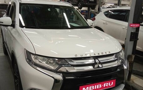 Mitsubishi Outlander III рестайлинг 3, 2016 год, 1 938 000 рублей, 2 фотография