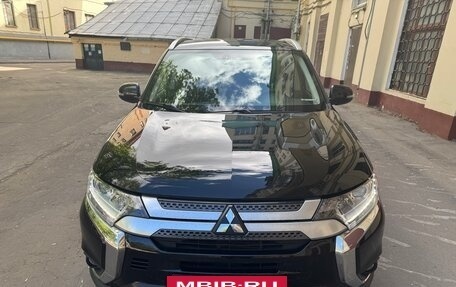 Mitsubishi Outlander III рестайлинг 3, 2019 год, 2 190 000 рублей, 2 фотография