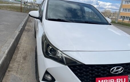 Hyundai Solaris II рестайлинг, 2021 год, 1 590 000 рублей, 2 фотография