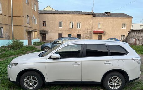 Mitsubishi Outlander III рестайлинг 3, 2014 год, 1 350 000 рублей, 5 фотография