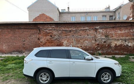 Mitsubishi Outlander III рестайлинг 3, 2014 год, 1 350 000 рублей, 4 фотография