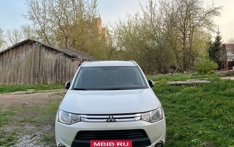 Mitsubishi Outlander III рестайлинг 3, 2014 год, 1 350 000 рублей, 2 фотография