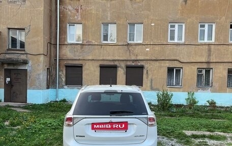 Mitsubishi Outlander III рестайлинг 3, 2014 год, 1 350 000 рублей, 3 фотография