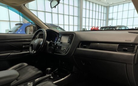 Mitsubishi Outlander III рестайлинг 3, 2017 год, 1 650 000 рублей, 13 фотография