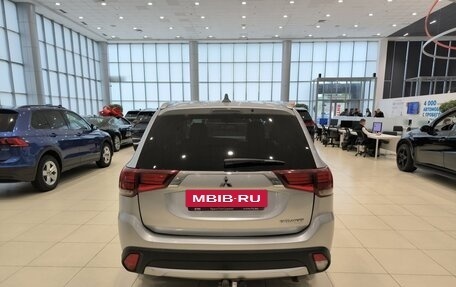 Mitsubishi Outlander III рестайлинг 3, 2017 год, 1 650 000 рублей, 7 фотография