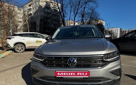 Volkswagen Tiguan II, 2020 год, 3 150 000 рублей, 2 фотография