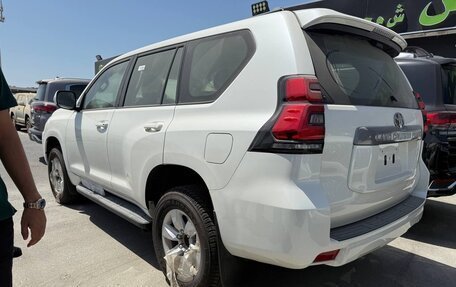 Toyota Land Cruiser Prado 150 рестайлинг 2, 2022 год, 5 150 000 рублей, 2 фотография