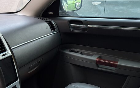 Chrysler 300C II, 2005 год, 695 000 рублей, 11 фотография