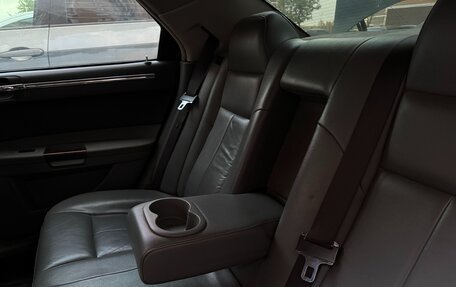 Chrysler 300C II, 2005 год, 695 000 рублей, 18 фотография