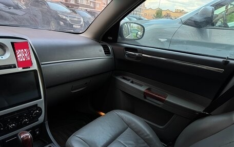 Chrysler 300C II, 2005 год, 695 000 рублей, 14 фотография