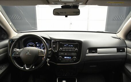 Mitsubishi Outlander III рестайлинг 3, 2017 год, 1 890 000 рублей, 11 фотография