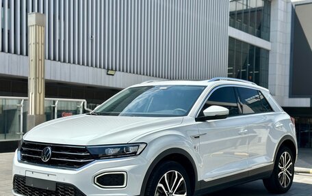 Volkswagen T-Roc I, 2022 год, 1 990 000 рублей, 2 фотография