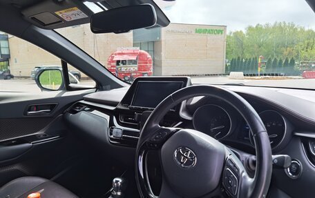 Toyota C-HR I рестайлинг, 2017 год, 2 030 000 рублей, 10 фотография