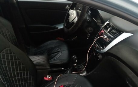 Hyundai Solaris II рестайлинг, 2011 год, 400 000 рублей, 2 фотография